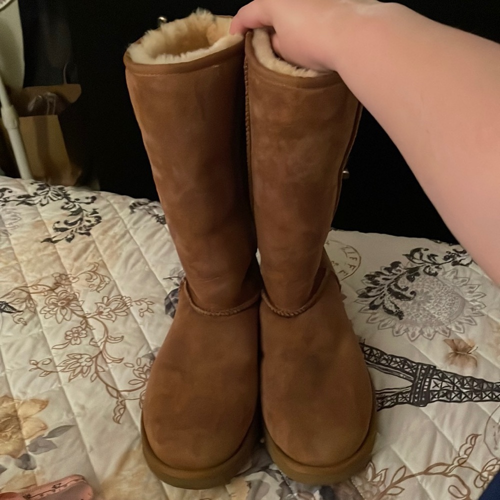 Gently used UGG tall boots size 9.